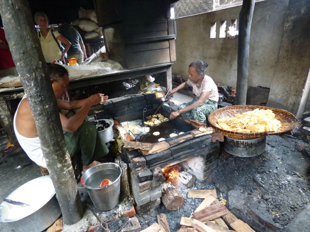 MANDALAY - het bakken van chips in een chips fabriekje