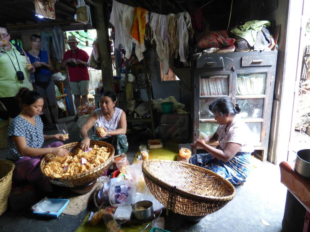 MANDALAY - het inpakken van chips in een chips fabriekje