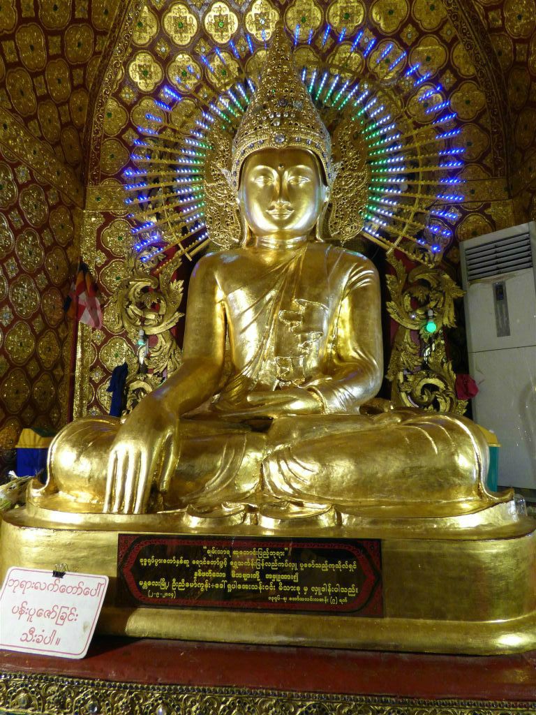 MANDALAY - een boeddhabeeld in de Chan Thaya pagode