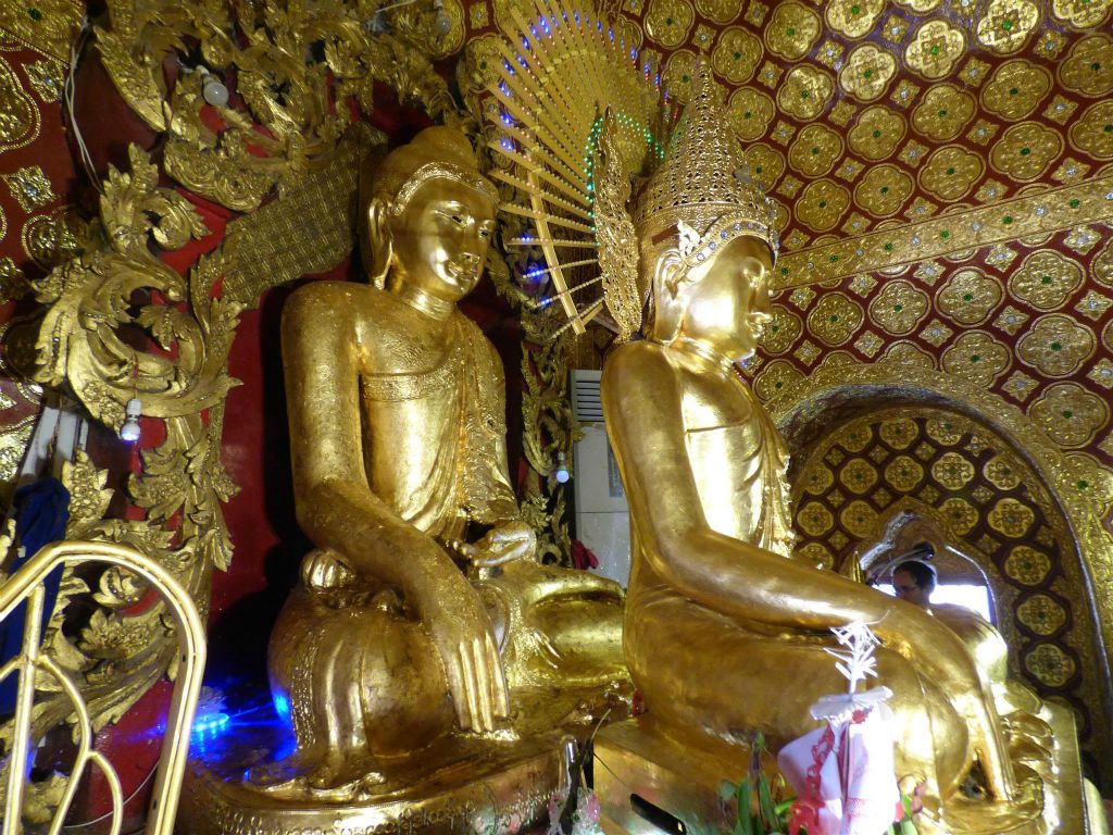 MANDALAY - twee boeddhabeelden achter elkaar in de Chan Thaya pagode