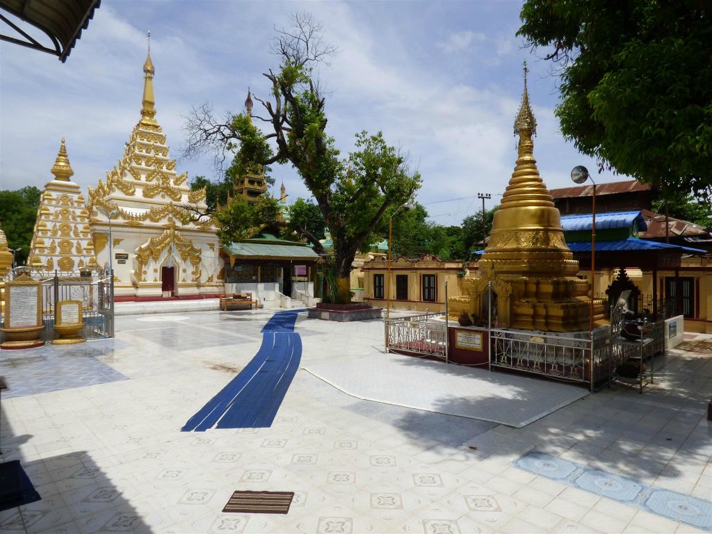MANDALAY - een gedeelte van het complex bij de Chan Thaya pagode