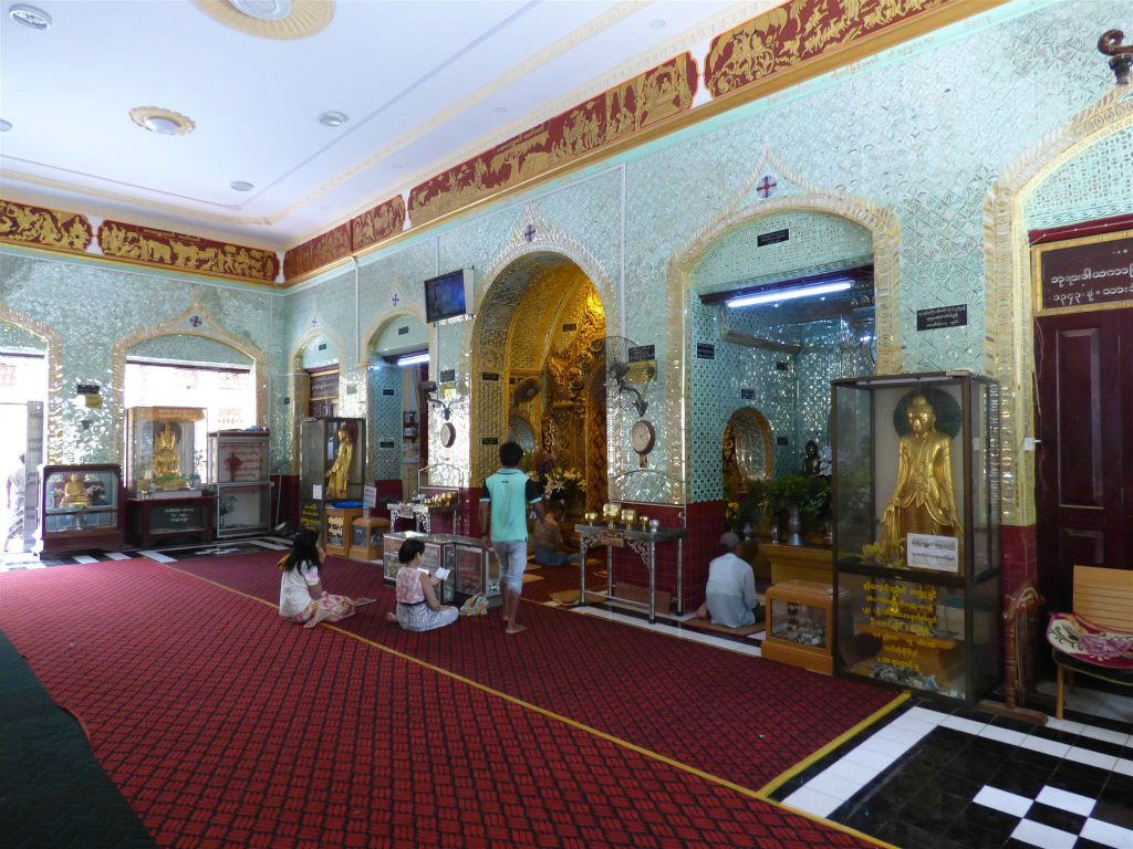 MANDALAY - binnen in een gebouw bij de Chan Thaya pagode