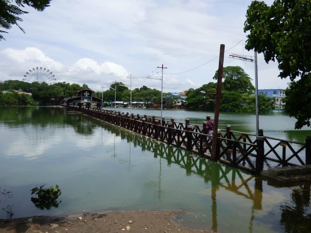 MANDALAY - het hoge waterpeil door de vele regen