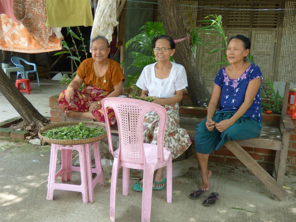 MANDALAY - drie oudere vrouwen op een bank