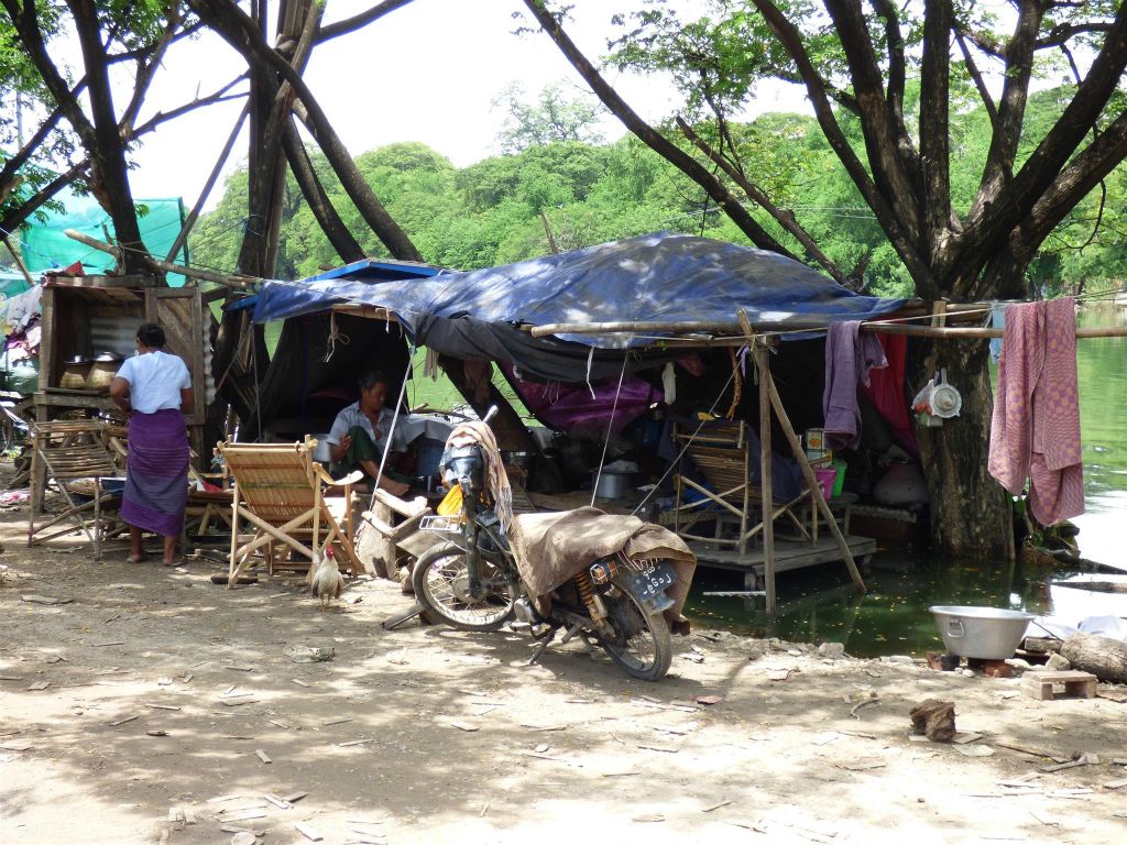 MANDALAY - huisjes langs de weg
