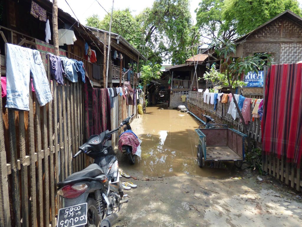 MANDALAY - een steeg met wateroverlast