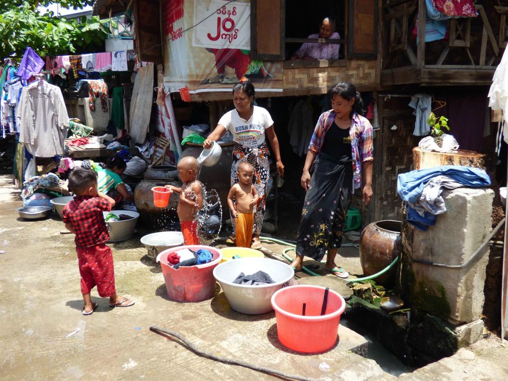 MANDALAY - enkele kinderen die door hun moeders op straat gewassen worden