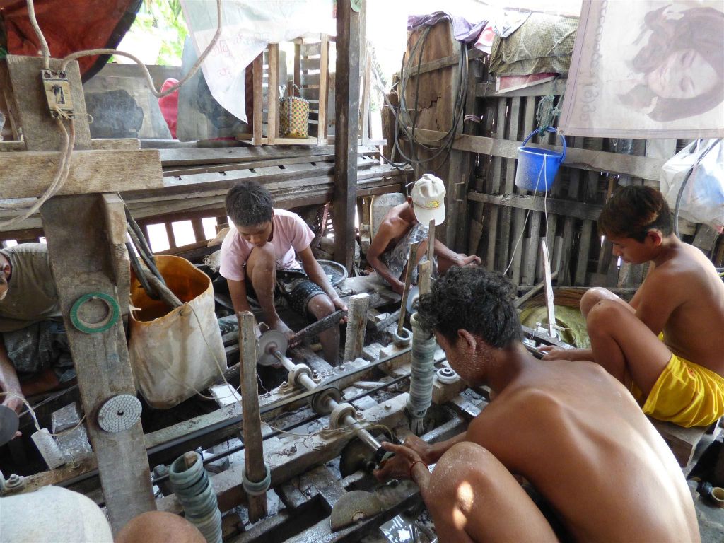 MANDALAY - een jade steen werkplaats waar ze armbanden maken