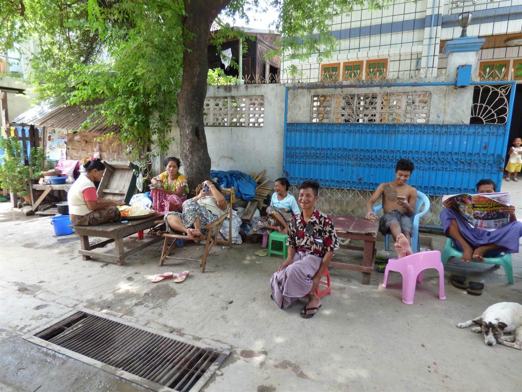 MANDALAY - enkele Myanmarezen die op straat aan het relaxen zijn