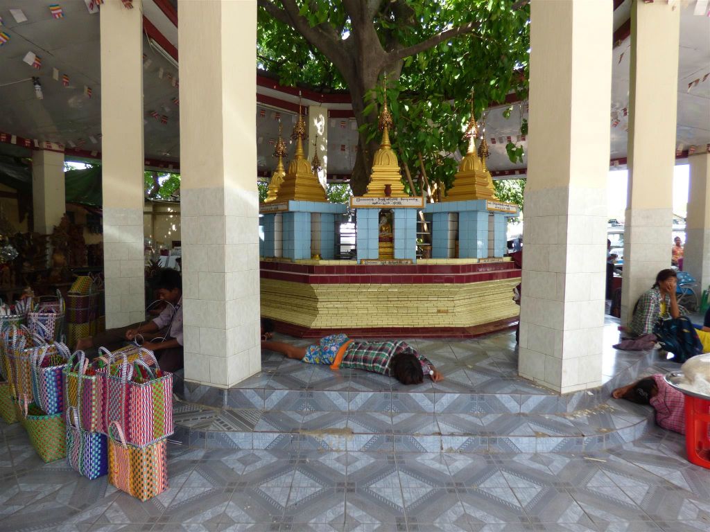 MANDALAY - een ingang van de Mahamuni pagode