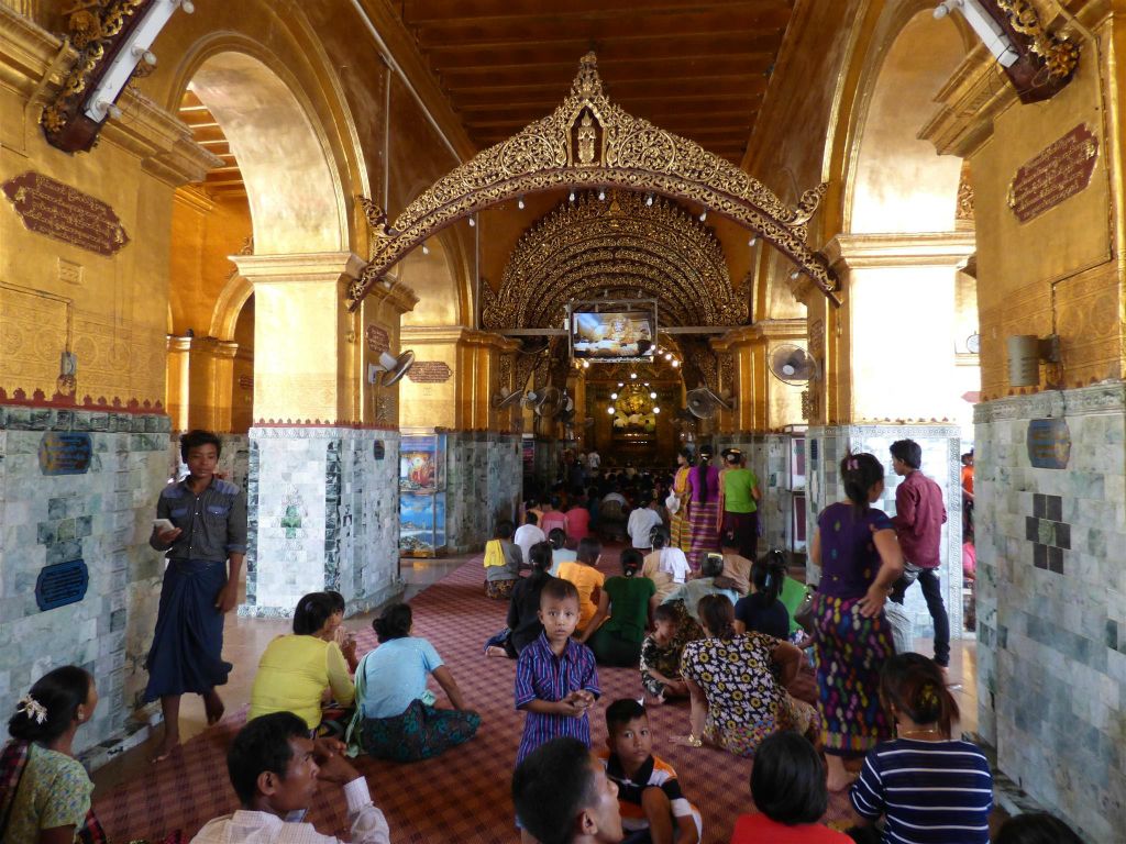 MANDALAY - veel Myanmarezen bidden bij de Mahamuni boeddha in de Mahamuni pagode
