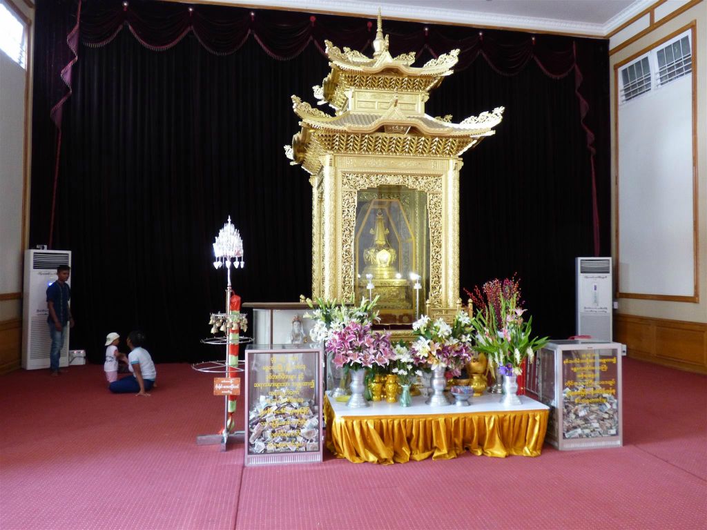 MANDALAY - een donatie plaats bij de Mahamuni pagode