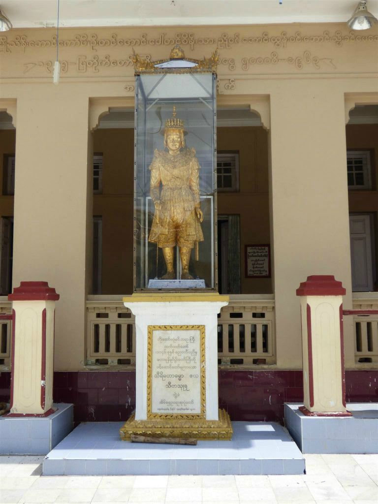 MANDALAY - een beeld ter ere van kroonprins Thado Minsaw bij de Mahamuni pagode