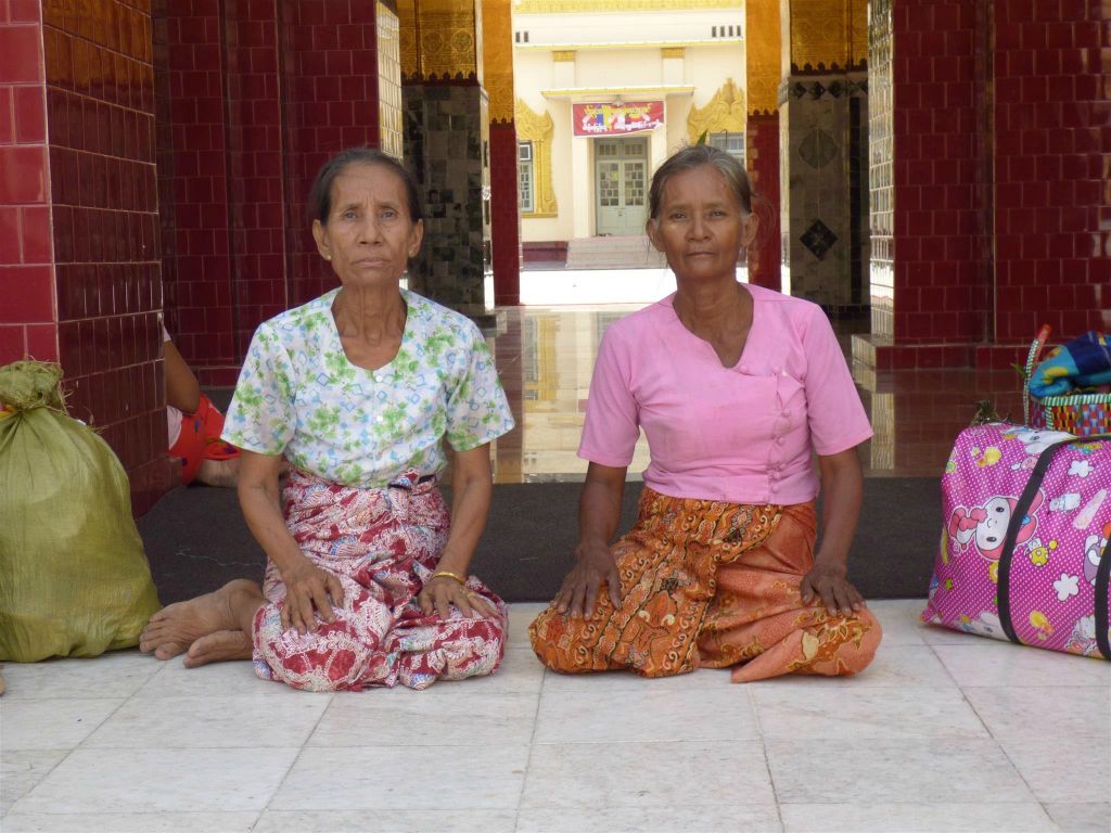 MANDALAY - twee vrouwen bij de Mahamuni pagode