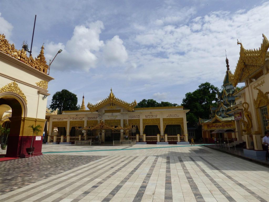MANDALAY - een gedeelte van het Mahamuni pagode complex