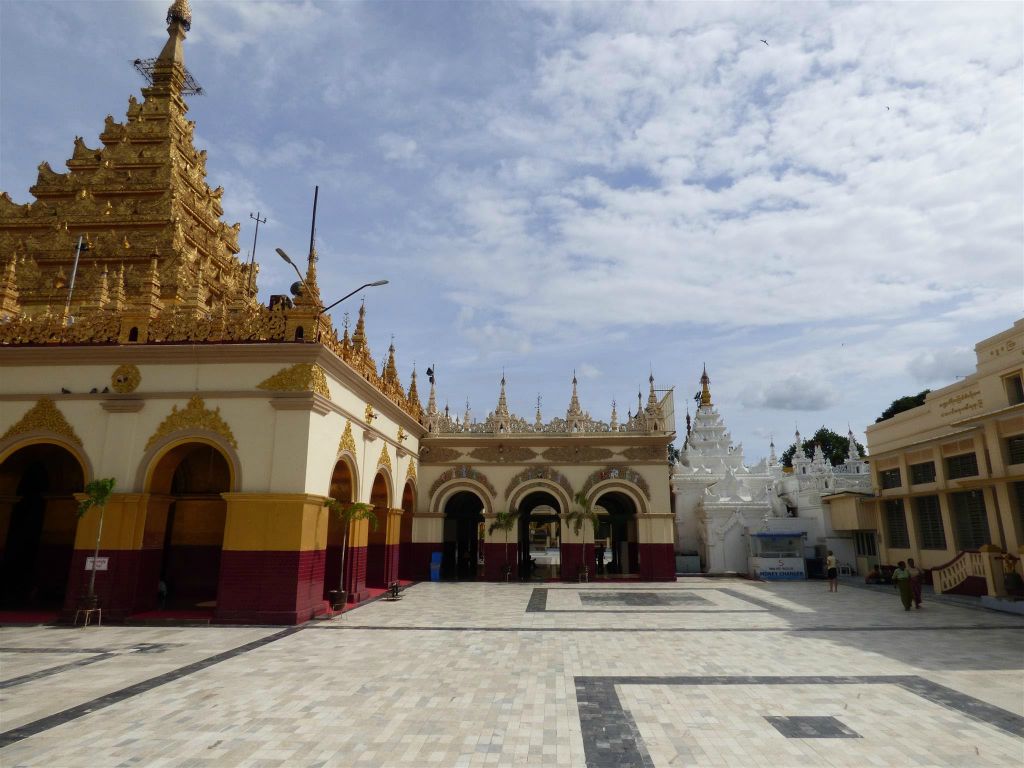 MANDALAY - een gedeelte van het Mahamuni pagode complex