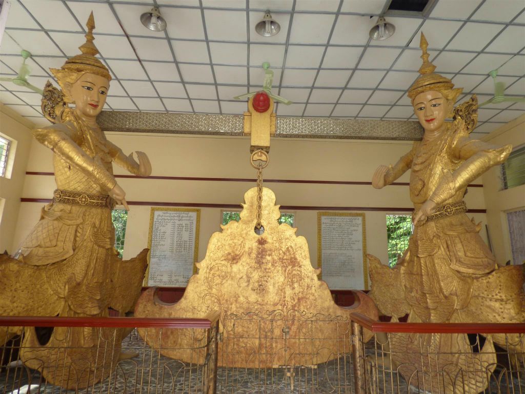 MANDALAY - twee beelden met een grote kyeezee gong bij het Mahamuni pagode complex