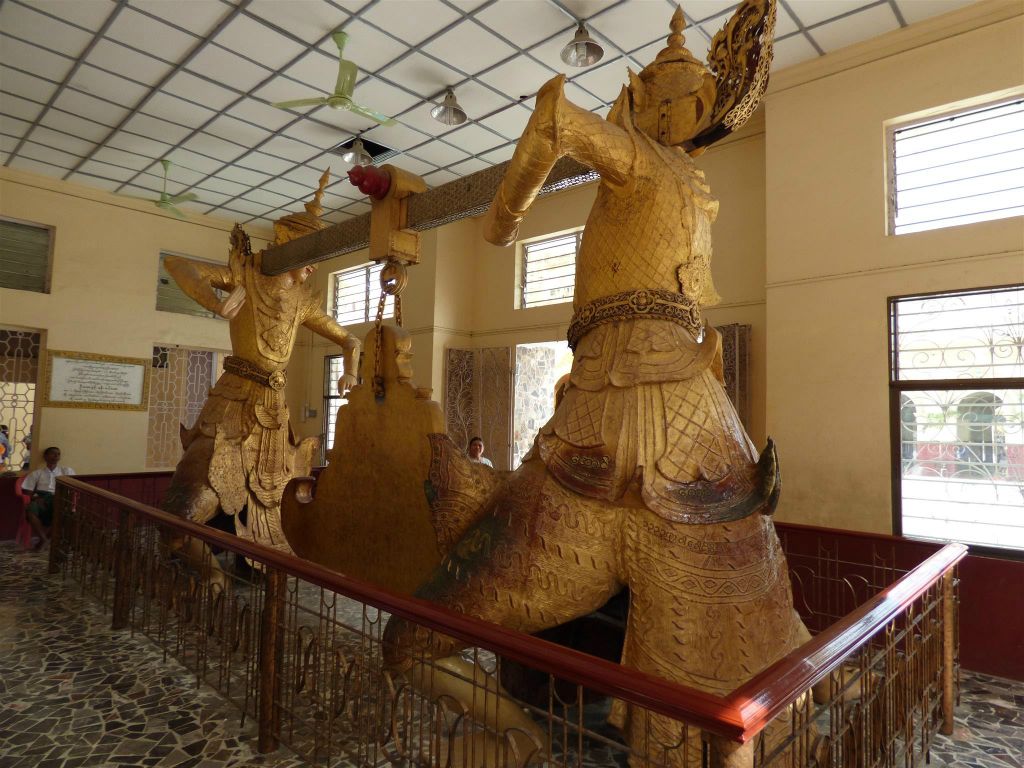 MANDALAY - twee beelden met een grote kyeezee gong bij het Mahamuni pagode complex