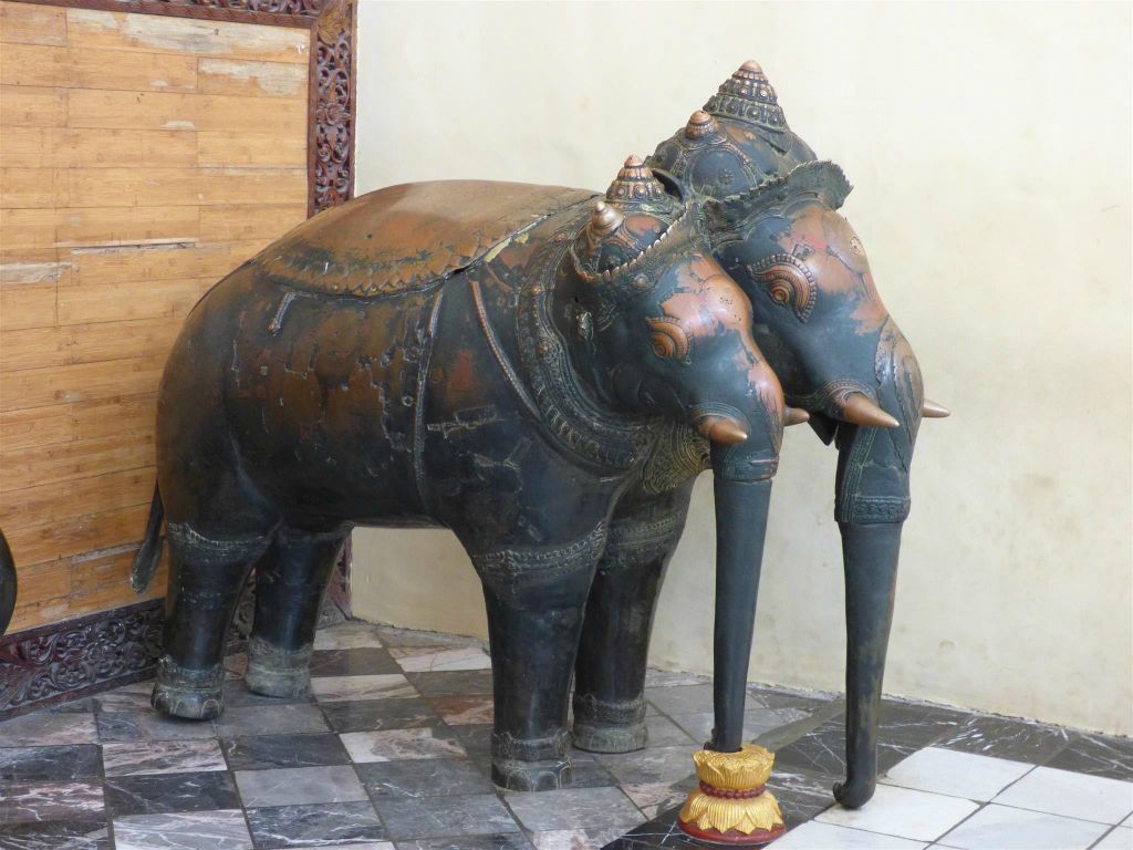 MANDALAY - een Khmer bronzen beeld van een Mahamuni driehoofdige olifant bij het Mahamuni pagode complex