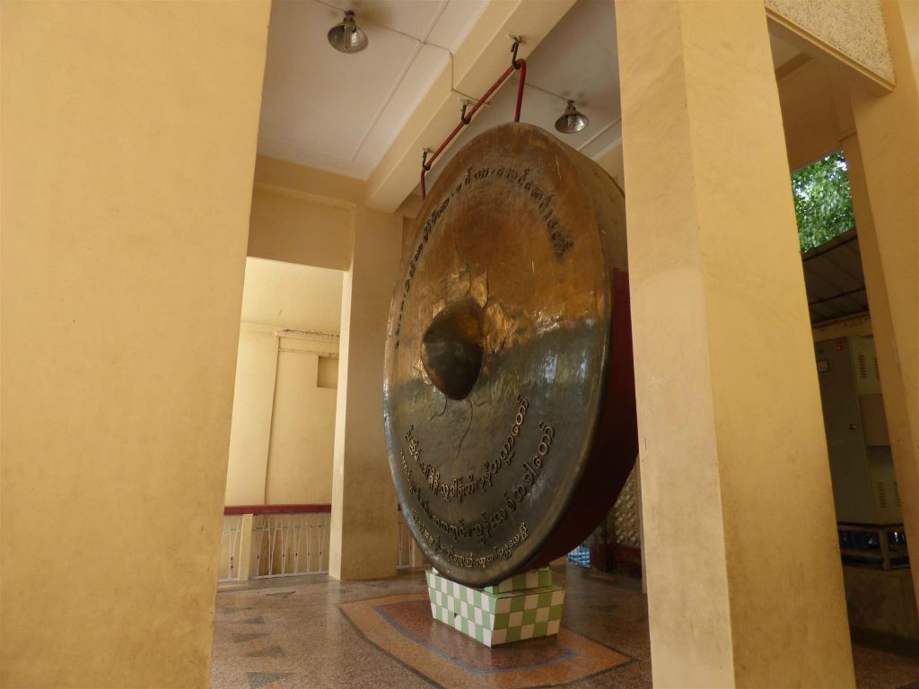 MANDALAY - een grote gong bij het  Mahamuni pagode complex