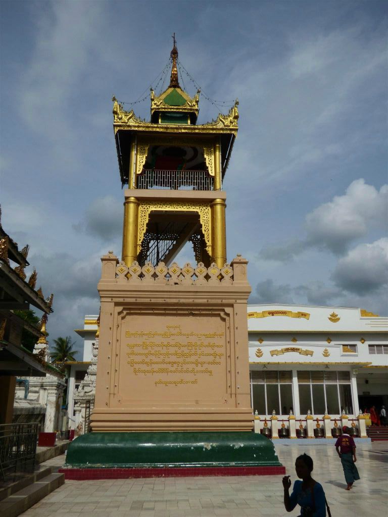 MANDALAY - een toren bij het Mahamuni pagode complex