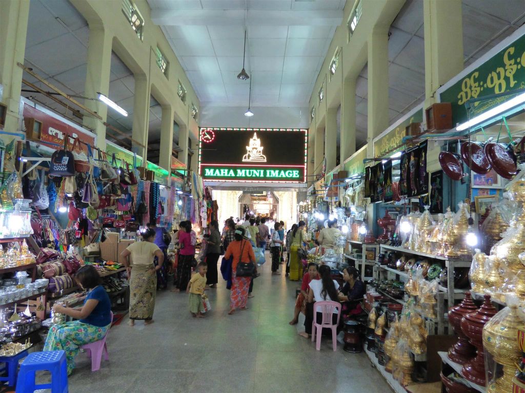 MANDALAY - een winkelgalerij bij het Mahamuni pagode complex