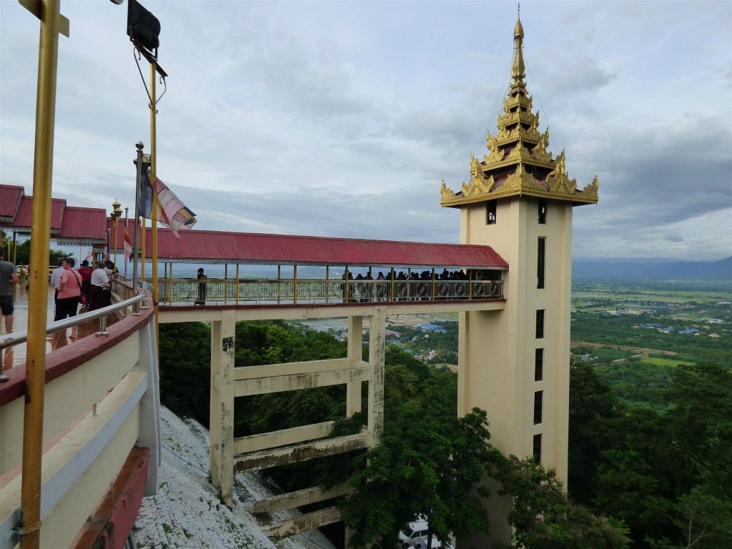 MANDALAY - een lift bij het Mandalay Hill complex
