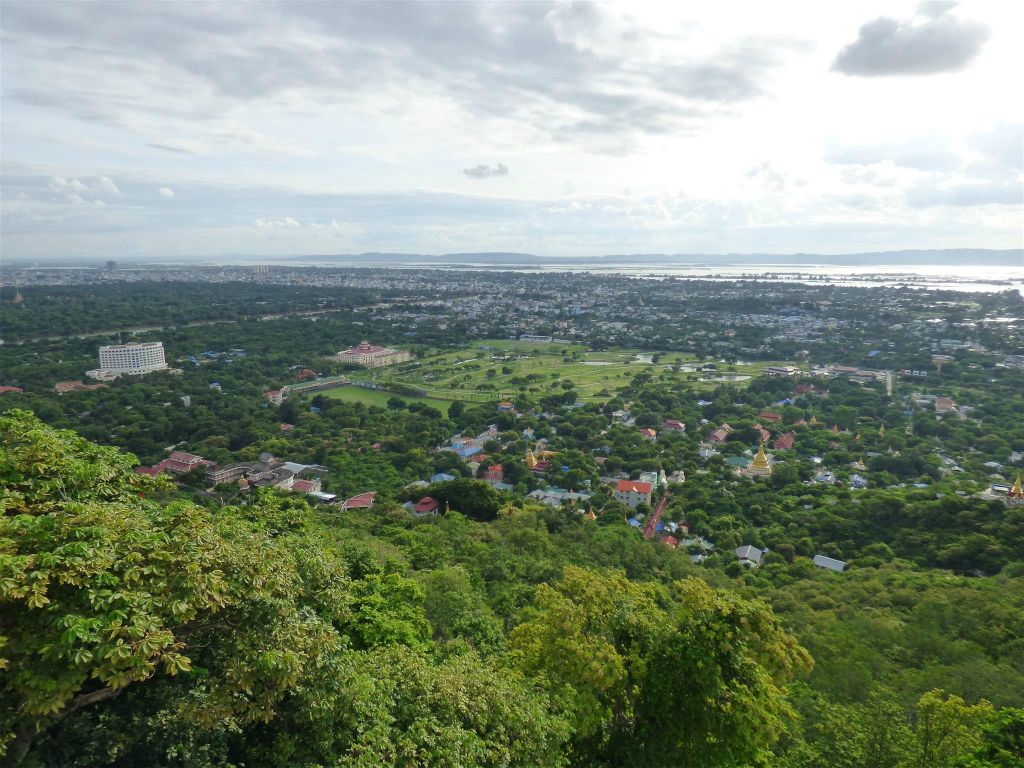 MANDALAY - uitzicht over Mandalay vanaf het Mandalay Hill complex