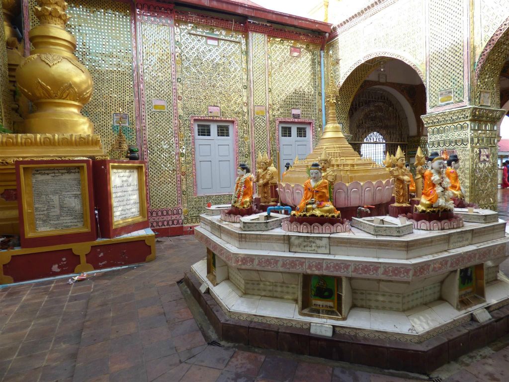 MANDALAY - enkele boeddha's bij het Mandalay Hill complex
