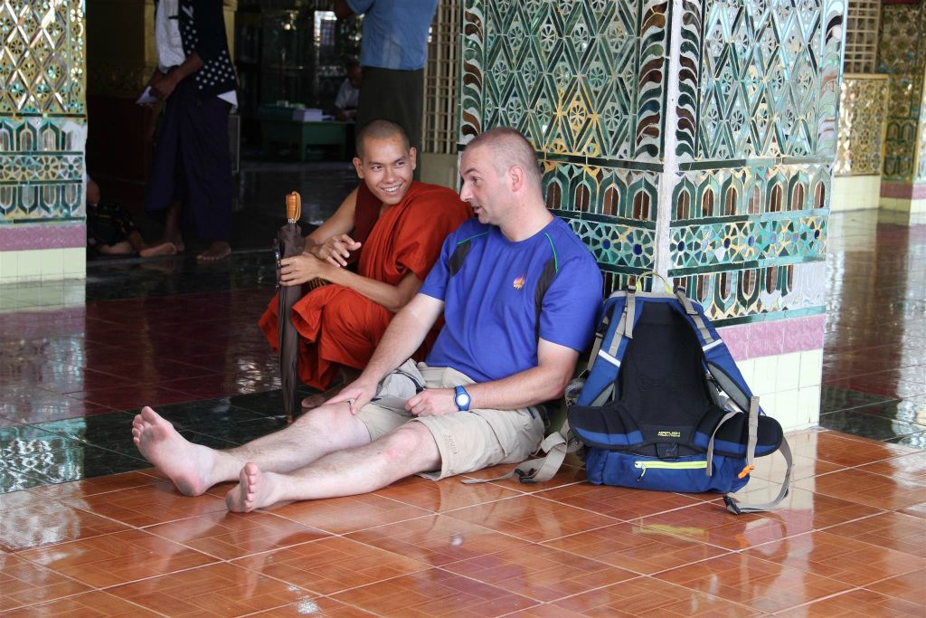 MANDALAY - Carlos praat met een monnik bij het Mandalay Hill complex