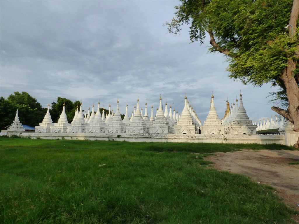 MANDALAY - een gedeelte van de in het totaal 729 stoepa's bij Kuthodaw pagode
