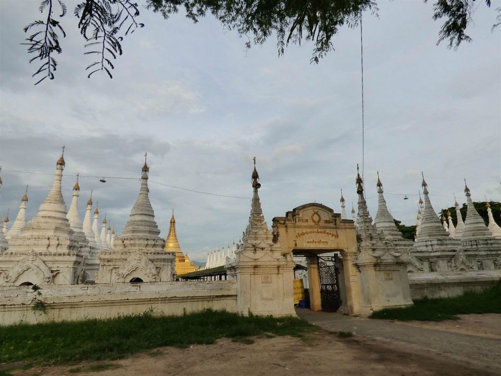 MANDALAY - de ingang naar de Kuthodaw pagode