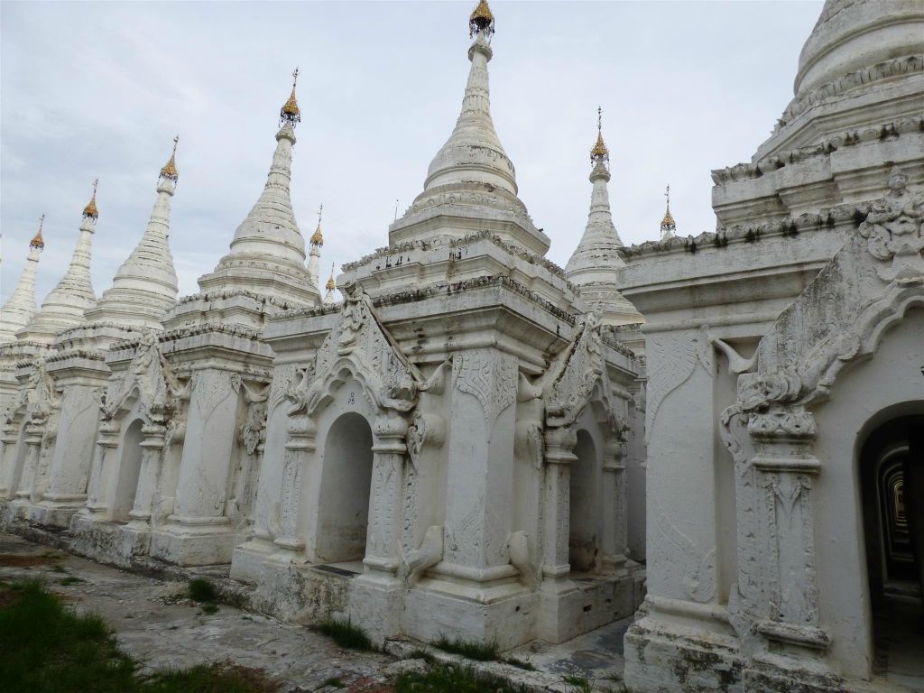 MANDALAY - enkele van de in het totaal 729 stoepa's bij Kuthodaw pagode