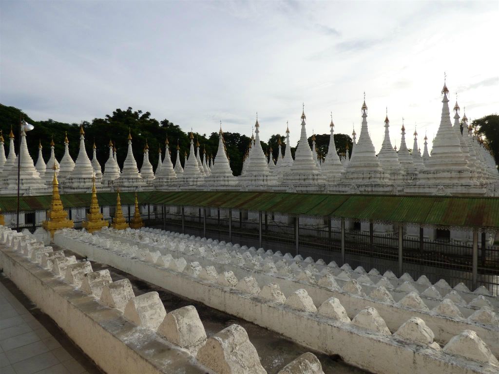 MANDALAY - een gedeelte van de in het totaal 729 stoepa's bij Kuthodaw pagode