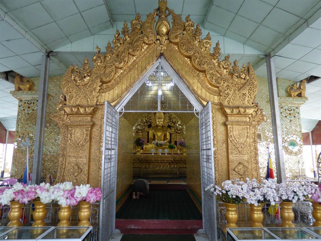 MANDALAY - een boeddha bij Kuthodaw pagode