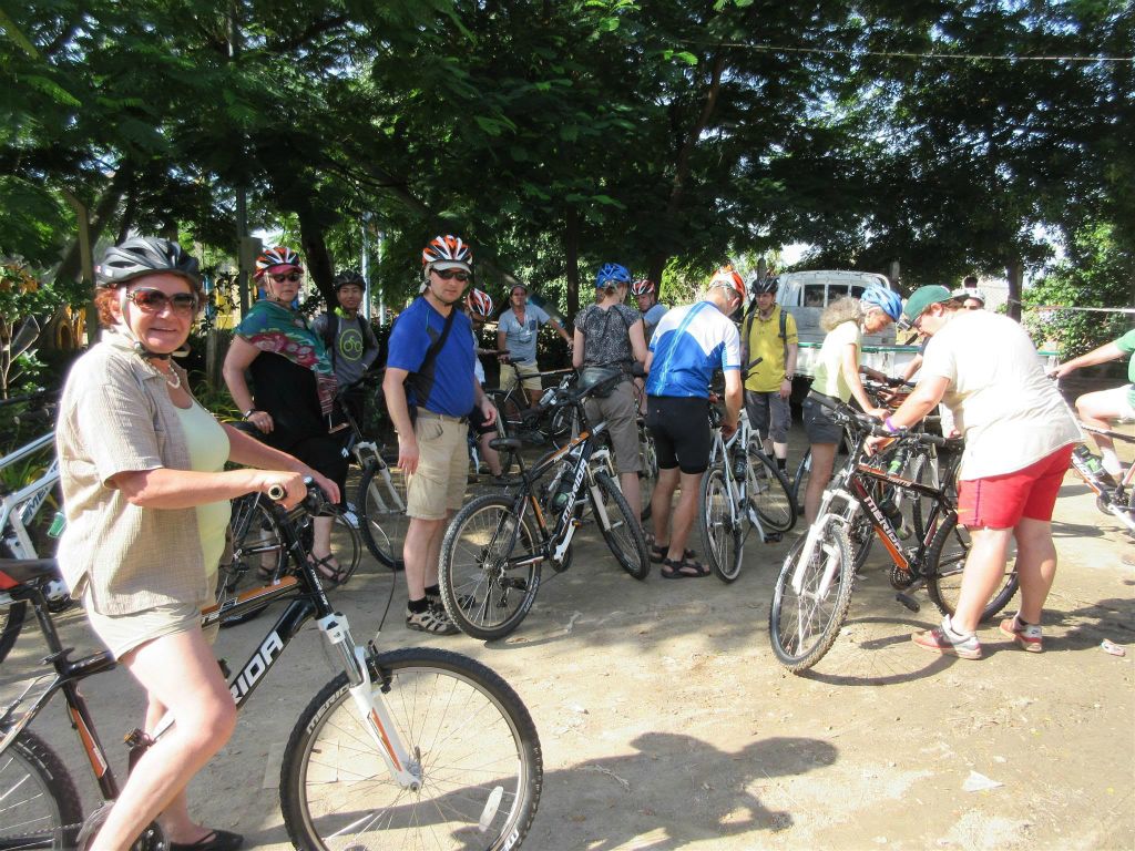 MANDALAY -> AMARAPURA - Carlos en groepsgenoten tijdens de fietstocht naar Amarapura
