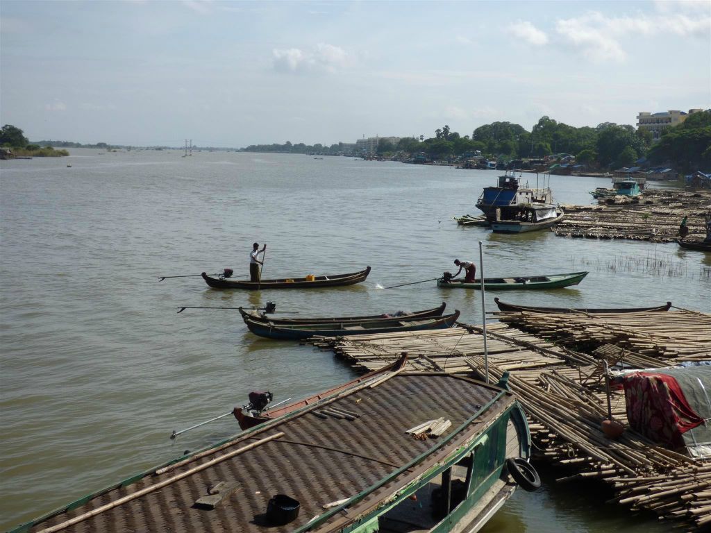 MANDALAY -> AMARAPURA - uitzicht over de Mandalay Ayeyarwady rivier