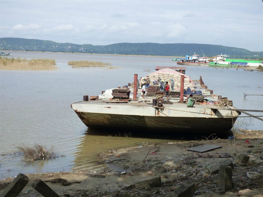 MANDALAY -> AMARAPURA - een duwboot wordt geladen op de Mandalay Ayeyarwady rivier