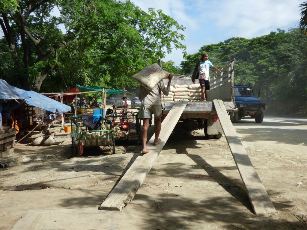 MANDALAY -> AMARAPURA - een vrachtwagen wordt met cement zakken geladen