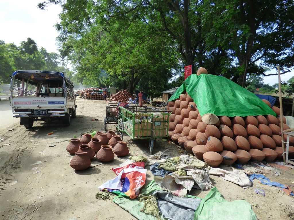MANDALAY -> AMARAPURA - stenen potten langs de weg tijdens de fietstocht naar Amarapura