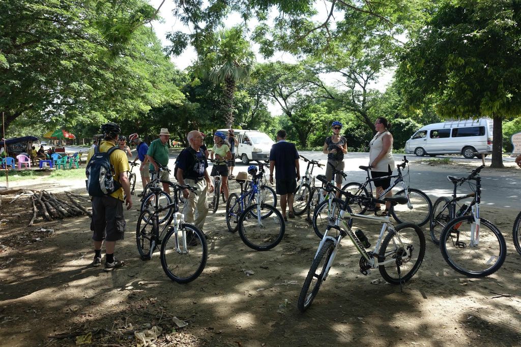 MANDALAY -> AMARAPURA - Carlos en groepsgenoten bij een stop tijdens de fietstocht naar Amarapura