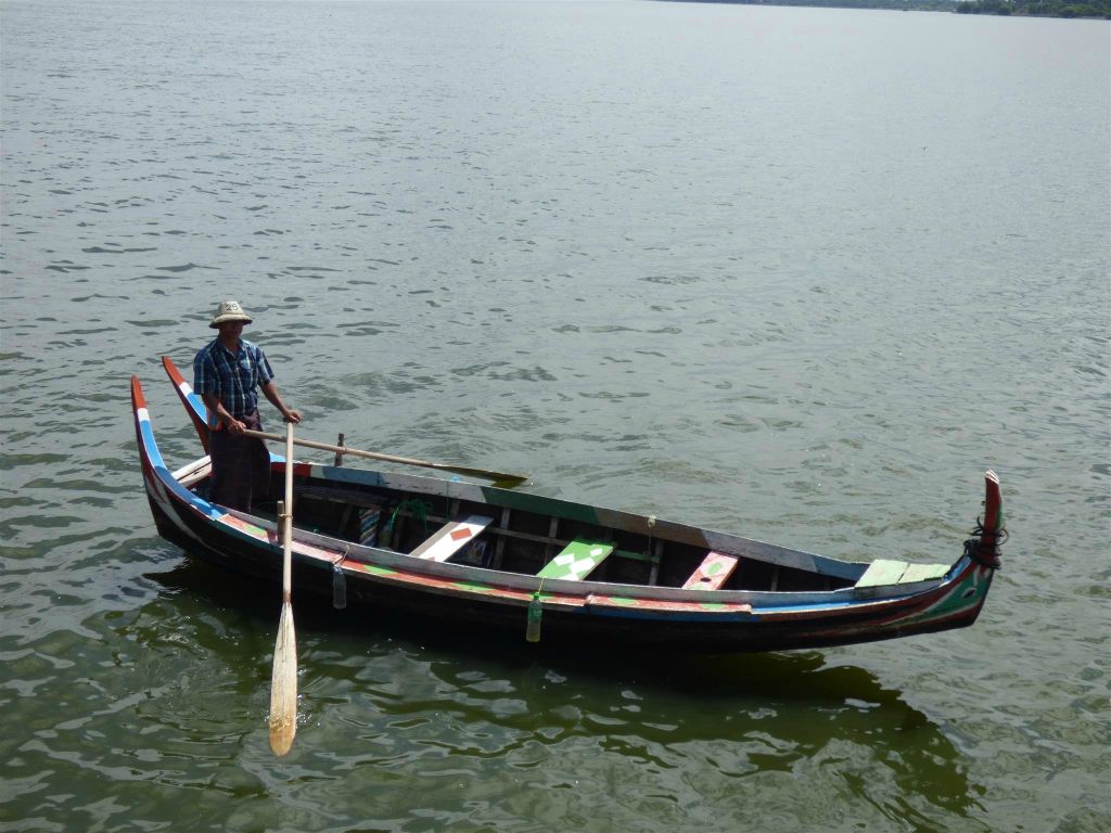 AMARAPURA - een boot op het Taungthmanmeer