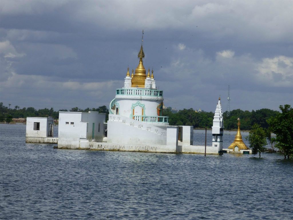 AMARAPURA - een tempel bij het Taungthmanmeer