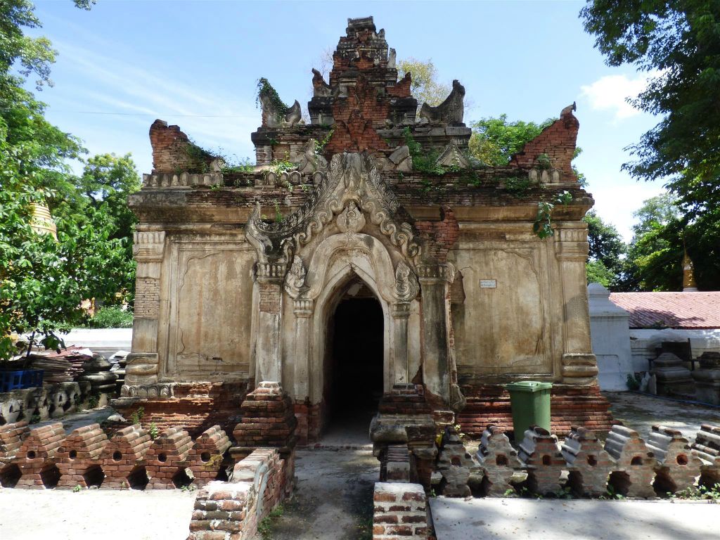 AMARAPURA - een oude tempel bij de Taung Mingi pagode