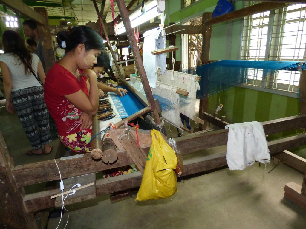 AMARAPURA - de weverij Shwe Sin Tai Silkwear