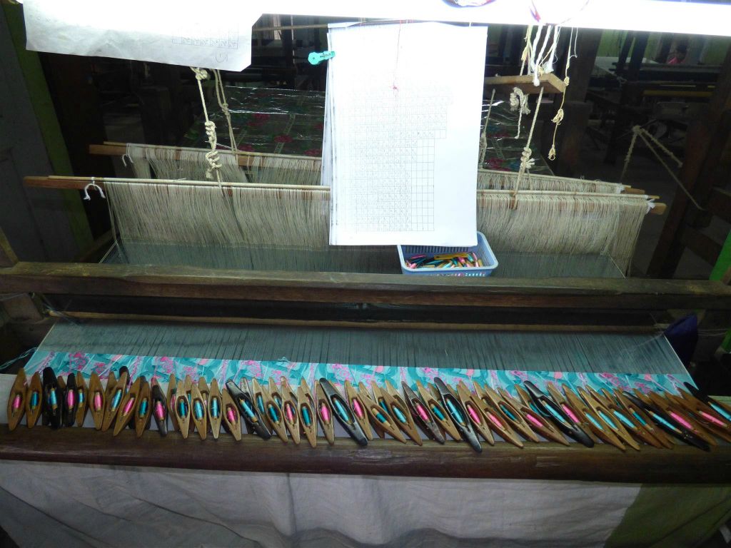 AMARAPURA - een weefmachine bij de weverij Shwe Sin Tai Silkwear