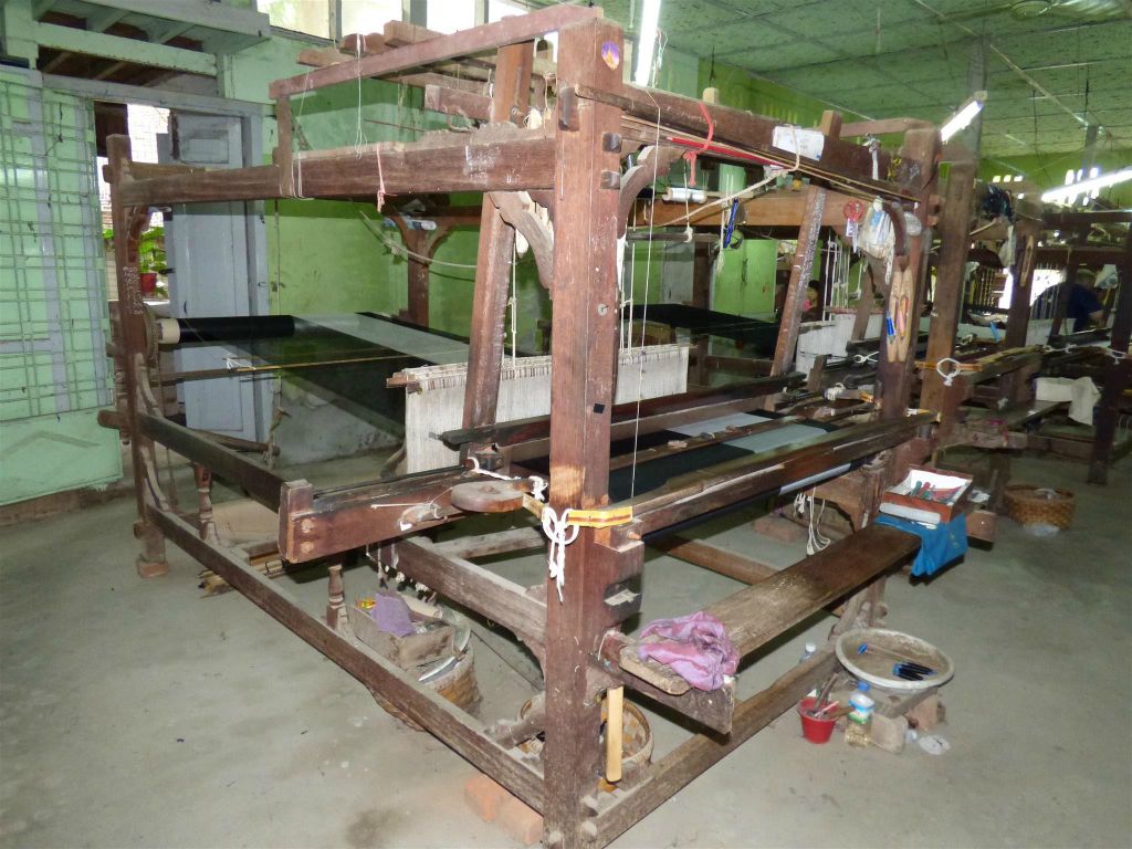 AMARAPURA - een weefmachine bij de weverij Shwe Sin Tai Silkwear