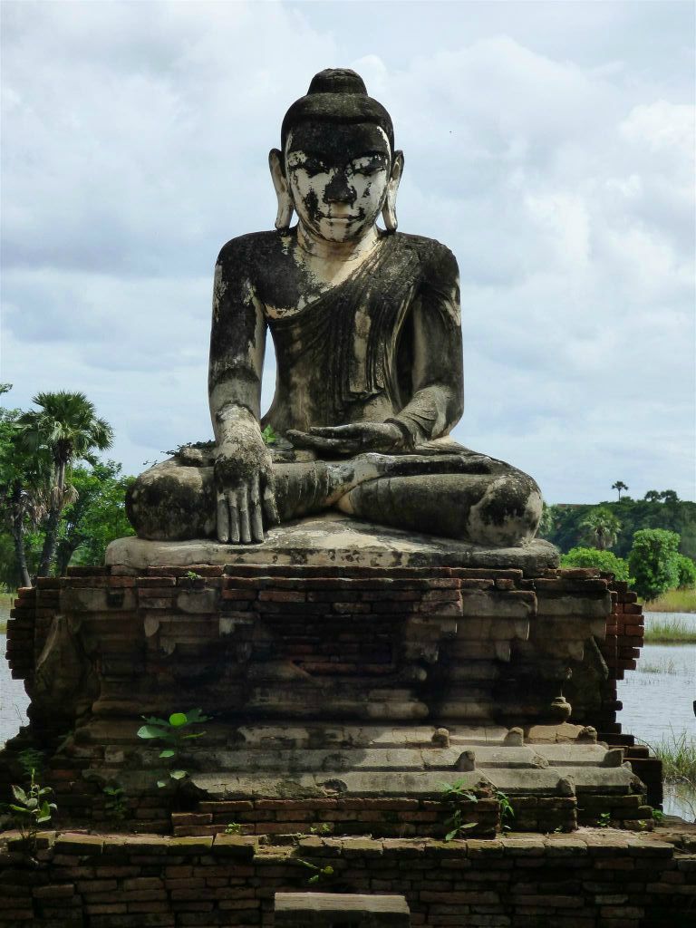 INWA - een boeddhabeeld bij het Yadana Hsemee Pagode complex