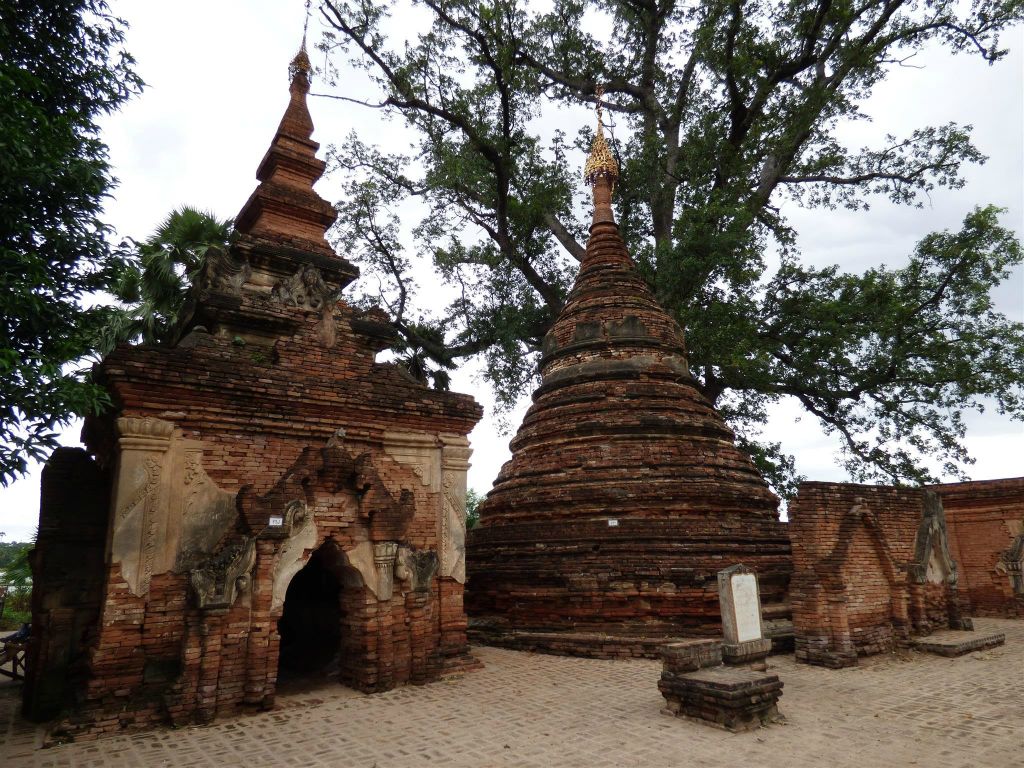 INWA - enkele stoeppa's bij het Yadana Hsemee Pagode complex