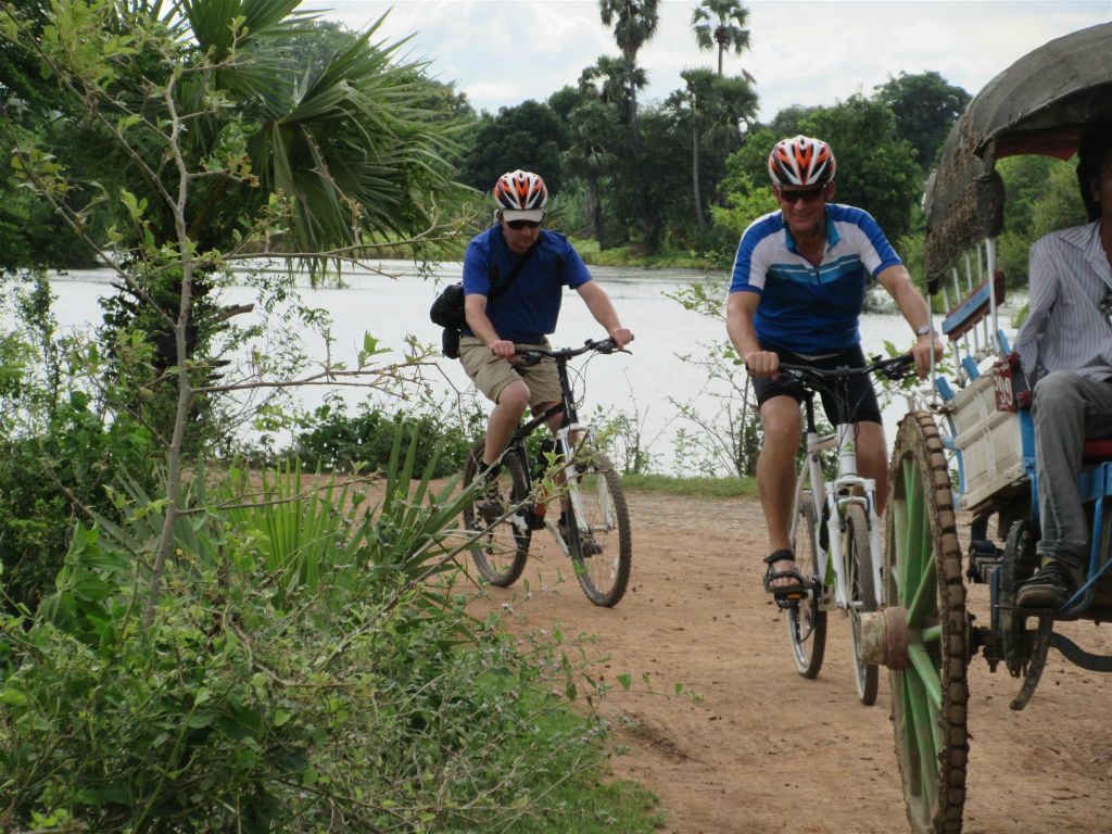 INWA - Carlos en Ben op de fiets